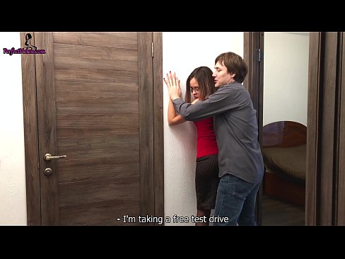 ❤️ سیکسی ریالټر د خپل اپارتمان د پلورلو په وخت کې د هغې بلی په احساساتي ډول ټکان کوي ​​او ټوکې کوي - کریمپای کیفیت پورن